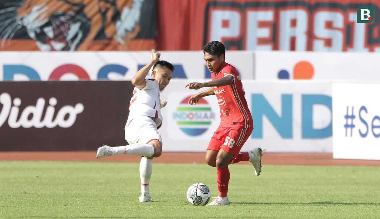 <p>Pemain Persija Jakarta, Frengky Missa (kanan) berebut bola dengan pemain Persis Solo, Sutanto Tan dalam laga pekan ke-2 BRI Liga 1 2022/2023 antara Persija Jakarta melawan Persis Solo di Stadion Patriot Candrabhaga, Bekasi, Minggu (31/7/2022) sore WIB. (Bola.com/Ikhwan Yanuar)</p>