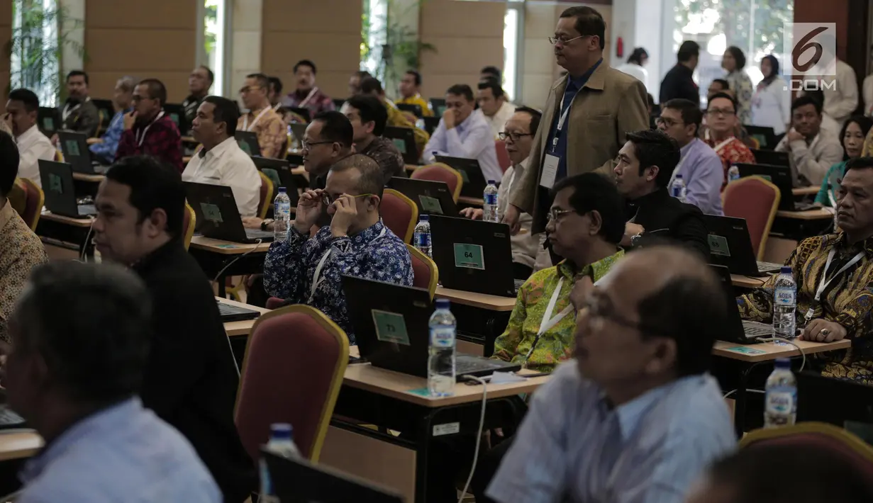 Peserta bersiap mengikuti tes uji kompetensi Seleksi Calon Pimpinan KPK di Pusdiklat Kementerian Sekretaris Negara, Cilandak, Jakarta, Kamis (18/7/2019). Sebanyak 192 kandidat calon pimpinan (capim) Komisi Pemberantasan Korupsi (KPK) mengikuti uji kompetensi tersebut. (Liputan6.com/Faizal Fanani)