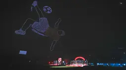 Ribuan drone membentuk gambar pesepak bola saat upacara penutupan Piala Presiden 2025 yang berlangsung di Stadion Si Jalak Harupat, Bandung, Jawa Barat, Minggu (13/07/2025). Port FC keluar sebagai juara setelah menang atas Oxford United dalam laga final dengan skor 2-1. (Bola.com/Bagaskara Lazuardi)