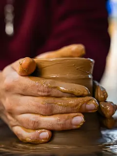 Ilustrasi perempuan membuat kerajinan tanah liat./copyright pexels.com/yasin onus