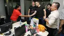 Dua pemain asing Persija Jakarta, Martin Vunk dan Yevgeni Kabayev menyempatkan berkenalan dengan beberapa awak redaksi Liputan6.com, Jakarta (10/12/2014). (Liputan6.com/Helmi Fithriansyah) 