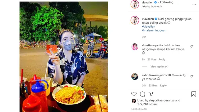 Via Vallen makan nasi gorang pinggir jalan