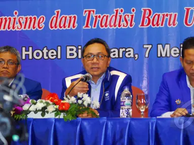 Ketua Umum PAN, Zulkifli Hasan (tengah) seusai penutupan Rakernas I DPP PAN, di Jakarta, Kamis (7/5/2015). Rakernas tersebut membahas mengenai konsolidasi persiapan pemilihan kepala daerah serentak 2015. (Liputan6.com/Helmi Afandi)