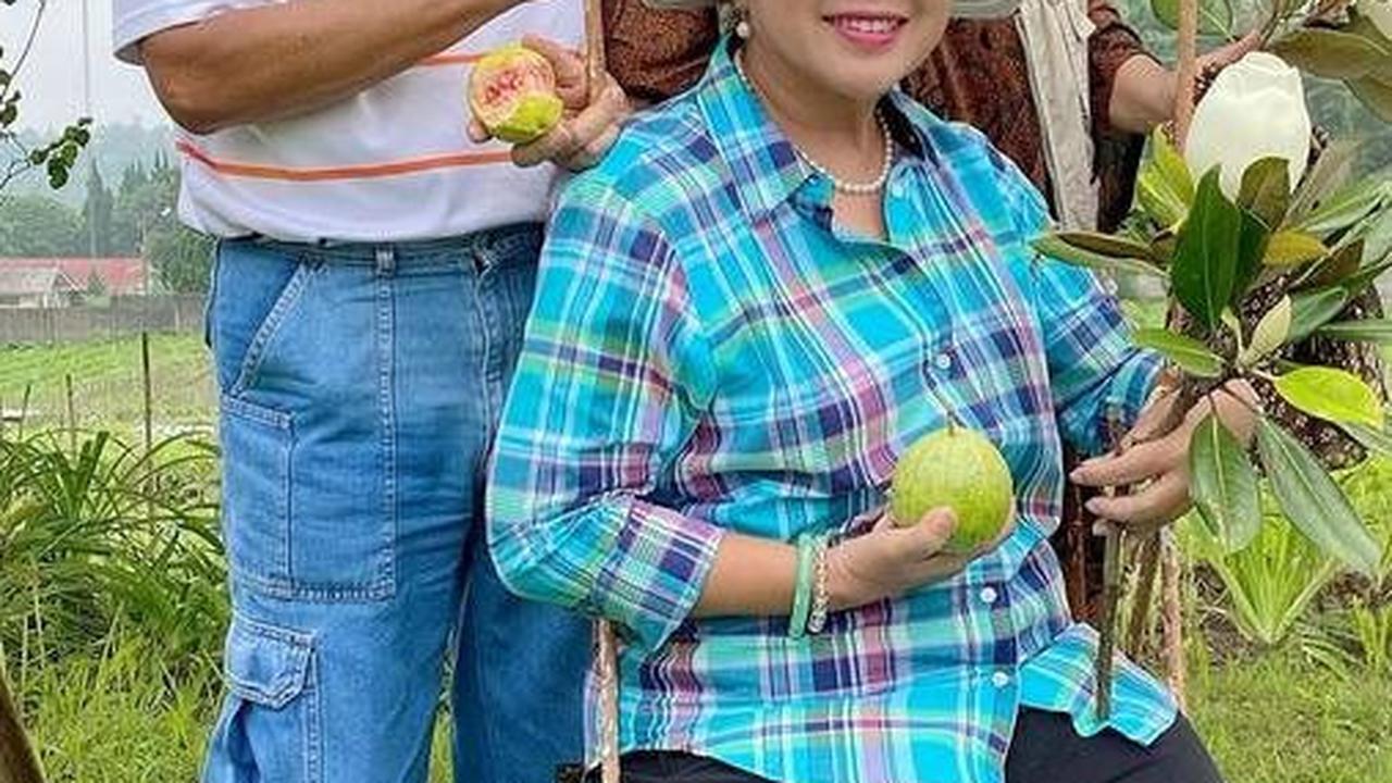 Sigit terlihat selagi bersantai di ayunan di sebuah taman bersama dua adik perempuannya, Titiek dan Mamiek.