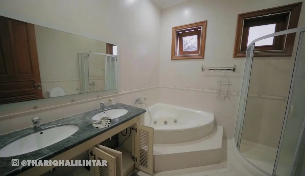 Kamar mandinya sendiri dibuat senyaman mungkin, dan beberapa bagian rumah masih akan direnovasi sesuai keinginan. (YouTube Thariq Halilintar)