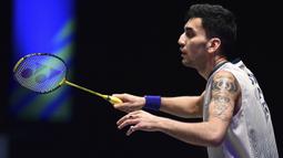 Tunggal putra India, Lakshya Sen bersiap menerima serve dari lawannya, wakil Indonesia, Jonatan Christie pada laga semifinal kejuaraan bulu tangkis All England 2024 di Utilita Arena, Birmingham, Inggris, Sabtu (16/3/2024) malam WIB. Lakshya Sen kalah rubber game, 12-21, 21-10 dan 15-21. (AP Photo/Rui Vieira)