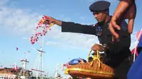 Polda Nusa Tenggara Barat (NTB) menabur bunga ke laut di Pelabuhan Kayu Kayangan, Lombok Timur. 