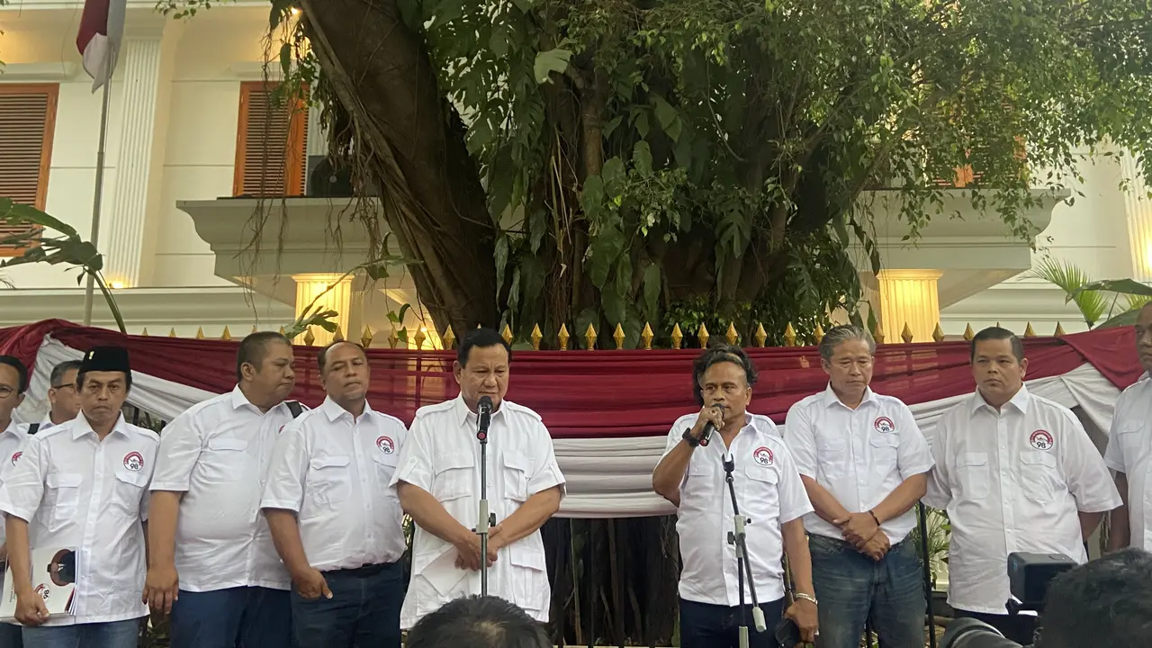 Bakal Calon Presiden Prabowo Subianto menerima kunjungan kelompok Relawan Persaudaraan 98 di kediamannya di Jalan Kertanegara 4 Jakarta Selatan, Rabu (11/10/2023).