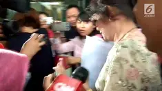 Mantan istri Setya Novanto, Luciana Lily Herliyanti meninggalkan gedung KPK.