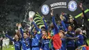 Para pemain Chelsea mengangkat piala saat menjuarai UEFA Conference League 2024/2025 setelah mengalahkan Real Betis dalam partai final yang berlangsung di Tarczynski Arena, Wroclaw, Polandia, Kamis (29/05/2025) dini hari WIB. (AP Photo/Petr David Josek)