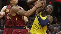 Aksi pemain Pacers Victor Oladipo berebut bola dengan pemain Cavaliers pada lanjutan NBA (AP)