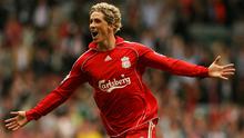 Fernando Torres. Striker Spanyol yang kini berusia 38 tahun dan telah pensiun pada Agustus 2019 bersama Sagan Tosu ini didatangkan Liverpool dari Atletico Madrid pada awal musim 2007/2008 dengan nilai transfer 38 juta euro. Ia langsung tampil tajam di musim pertamanya di Liga Inggris dengan mencetak 24 gol dan 4 assist. Bertahan hingga tengah musim 2010/2011 ia total tampil dalam 141 laga di semua ajang dengan torehan 80 gol dan 20 assist. Saat ini ia menjabat asisten manajer Atletico Madrid U-19 sejak Juli 2021. (AFP/Paul Ellis)