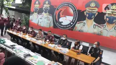 Dirnarkoba Polda Metro Jaya Kombes Mukti Juharsa (keempat kanan) memberikan keterangan terkait pengungkapan jaringan narkoba internasional di Polda Metro Jaya, Jakarta, Kamis (9/12/2021). Pengungkapan dilakukan Ditnarkoba Polda Metro Jaya bersama Ditjen Bea Cukai. (Liputan6.com/Herman Zakharia)