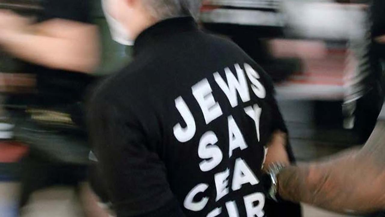 Seorang umat Yahudi ditangkap polisi saat melakukan aksi bela Palestina di New York.