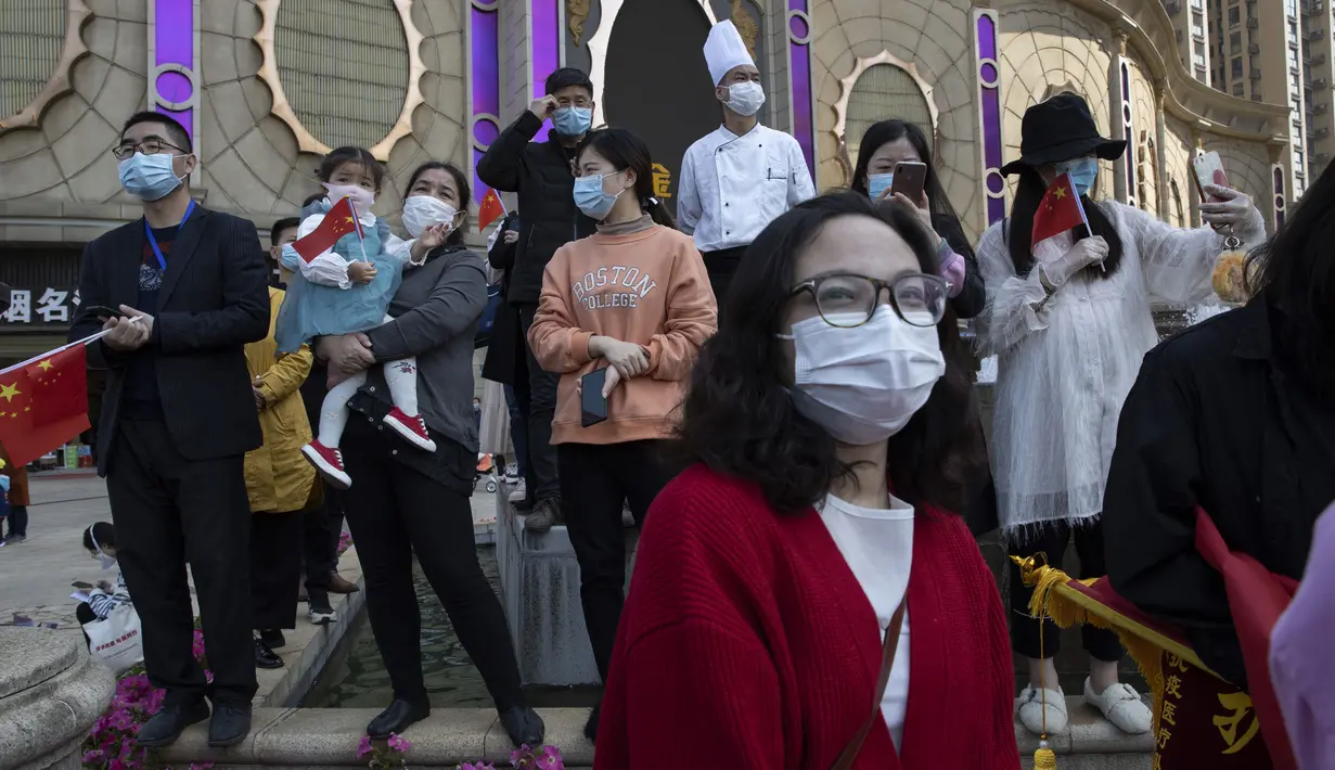 Warga menghadiri upacara untuk kelompok petugas medis terakhir yang datang dari luar Wuhan dalam membantu kota selama wabah virus corona COVID-19 di Wuhan, Provinsi Hubei, China, Rabu (15/4/2020). Wuhan menjadi pusat penyebaran COVID-19. (AP Photo/Ng Han Guan)