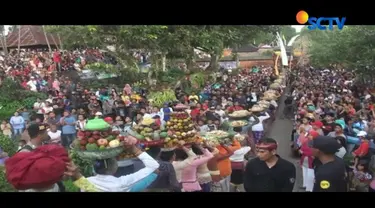 Ribuan umat Muslim dan Hindu di Lombok Barat, NTB, menggelar tradisi perang topat sebagai simbol sukacita atas berkah sang pencipta.