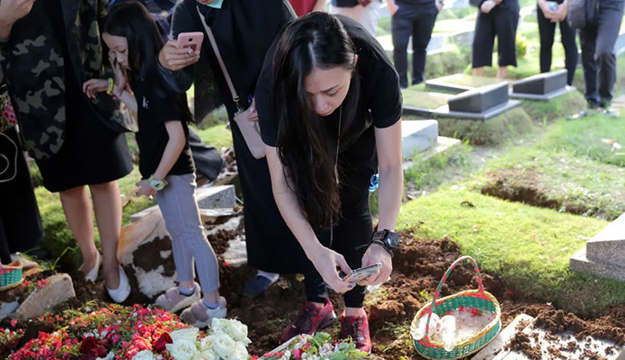 "Dia Lucu lah, kalau lagi bete minta mas Dika aja becanda. Harus selalu sabar ama dia, dia orangnya keras kan. Ya sabar aja sama dia, jangan nyerah," kenang Nicky Santoso sambil menangis di TPU Sunan Giri, Rawamangun, Jaktim. (Deki Prayoga/Bintang.com)