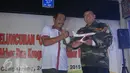 Ketua Gerakan Pemuda Ansor Nusron Wahid (kanan) dan Dirut Lion Air Edwar Sirait berjabat tangan di Bandara Soetta, Tangerang, (24/11). Silaturahim Akbar dan Konsgres XV GP Ansor akan dilaksanakan di Yogyakarta 25-27 November. (Liputan6.com/Angga Yuniar)