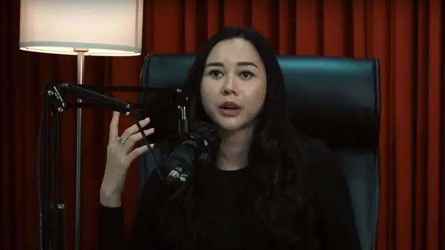 Aura Kasih ketika mengobrol dengan Ashanty. (Foto: YouTube The Hermansyah A6)