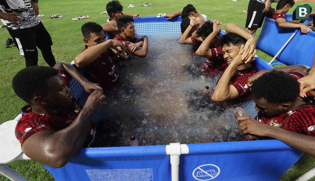 Aktivitas tersebut perlu dibatasi selama 10-15 menit agar tidak terlalu lama. Berendam dalam air es terlalu lama dapat berdampak negatif pada tubuh, seperti hipotermia dan kerusakan saraf. (Bola.com/M Iqbal Ichsan)