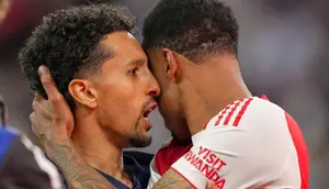 Marquinhos dari PSG memeluk Gabriel Magalhaes dari Arsenal setelah adu penalti di final Liga Champions antara Paris Saint-Germain dan Arsenal di Budapest, Hongaria, Sabtu, 30 Mei 2026. (AP Photo/Andreea Alexandru)