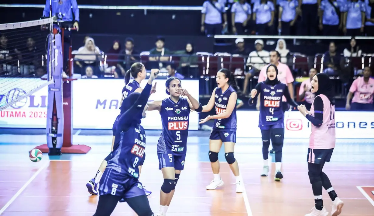Pemain Petrokimia Gresik Pupuk Indonesia melakukan selebrasi usai mendapatkan poin dari TNI AU Electric pada Final Four Livoli Divisi Utama 2025 yang bertempat di GOR Ki Mageti, Magetan Rabu (15/10/2025).