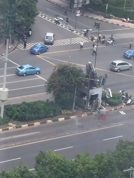 Tiga korban terlihat tergeletak di dekat pos polisi di depan Mal Sarinah, Jakarta, akibat sebuah ledakan, Kamis (14/1). Sampai berita ini diturunkan belum ada pihak aparat kepolisian yang dikonfirmasi mengenai informasi ini. (twitter.com/ReesEdward)