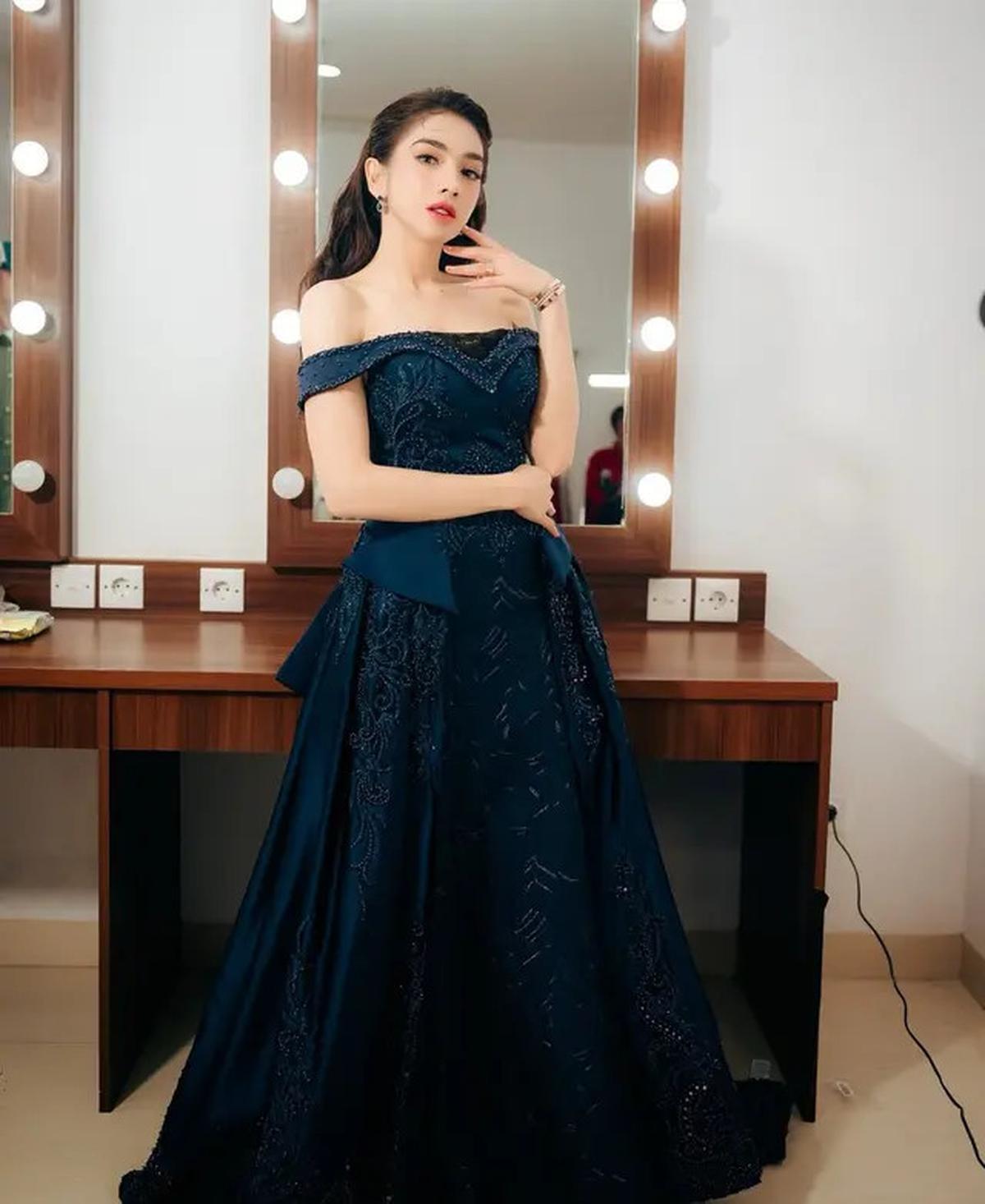 6 Gaya Angel Karamoy Pakai Dress, Tampil Manis hingga Elegan