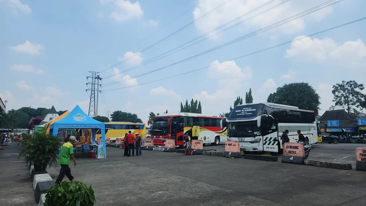 Pantauan suasana mudik di Terminal Kampung Rambutan, Jakarta Timur, Minggu (7/4/2024).
