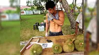Sosok Jordan Yeoh menjadi sorotan publik karena foto-fotonya ketika melayani pembeli durian beredar di linimasa.