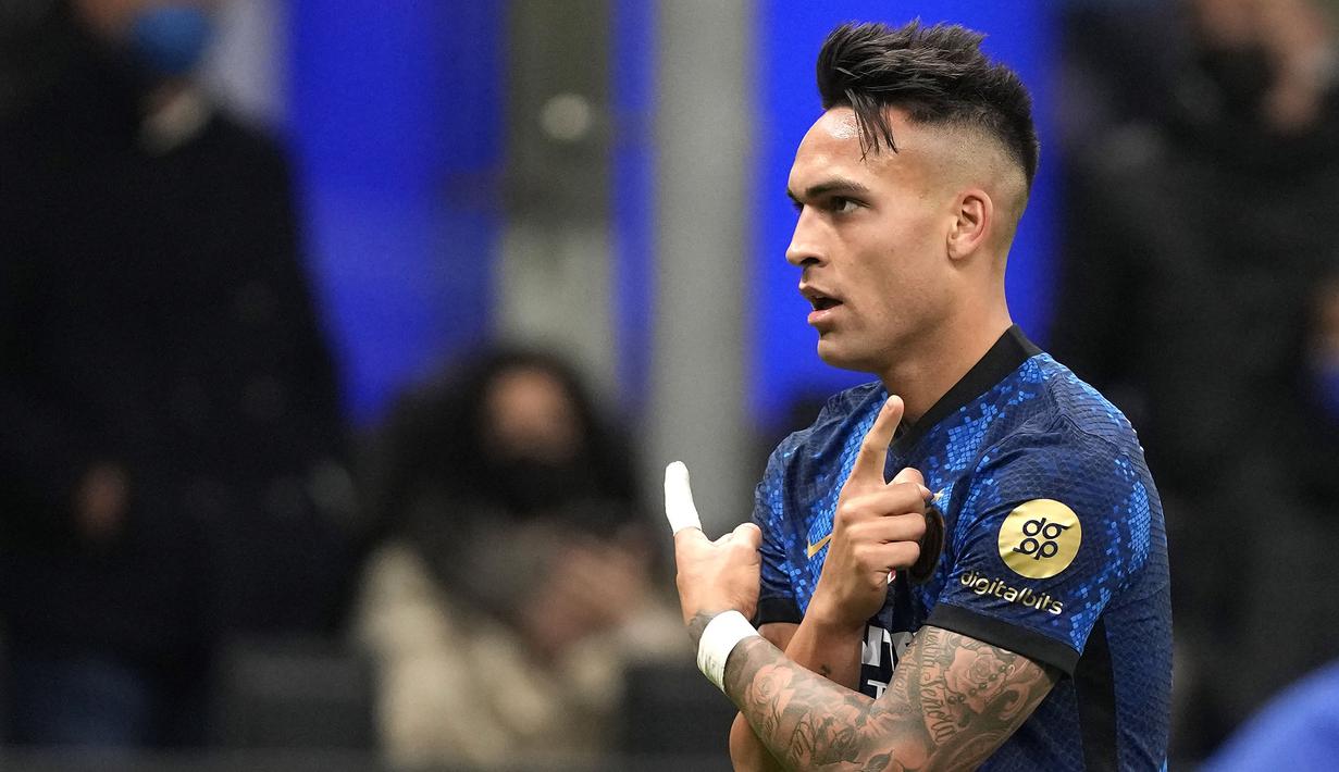 Lautaro Martinez mencetak gol pertama pada menit ke-22. Memanfaatkan umpan akurat Barella, penyerang asal Argentina tersebut membuat satu sentuhan sebelum menembak ke sudut kiri bawah. (AP/Antonio Calanni)