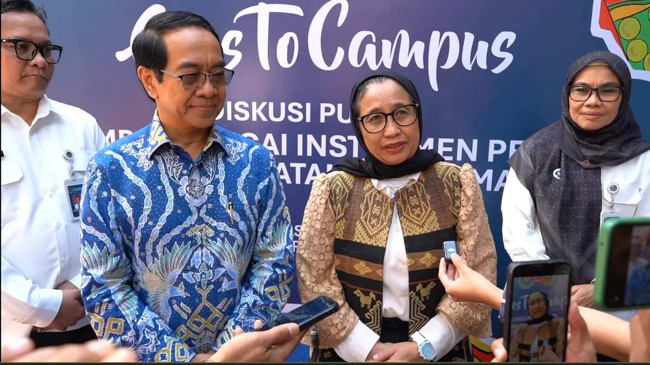 Wakil Kepala Badan Gizi Nasional Bidang Komunikasi Publik dan Investigasi, Nanik S Deyang bersama Rektor Universitas Hasanuddin, Jamaluddin Jompa dalam acara BGN Goes to Campus di Makassar. (Dok: BGN)