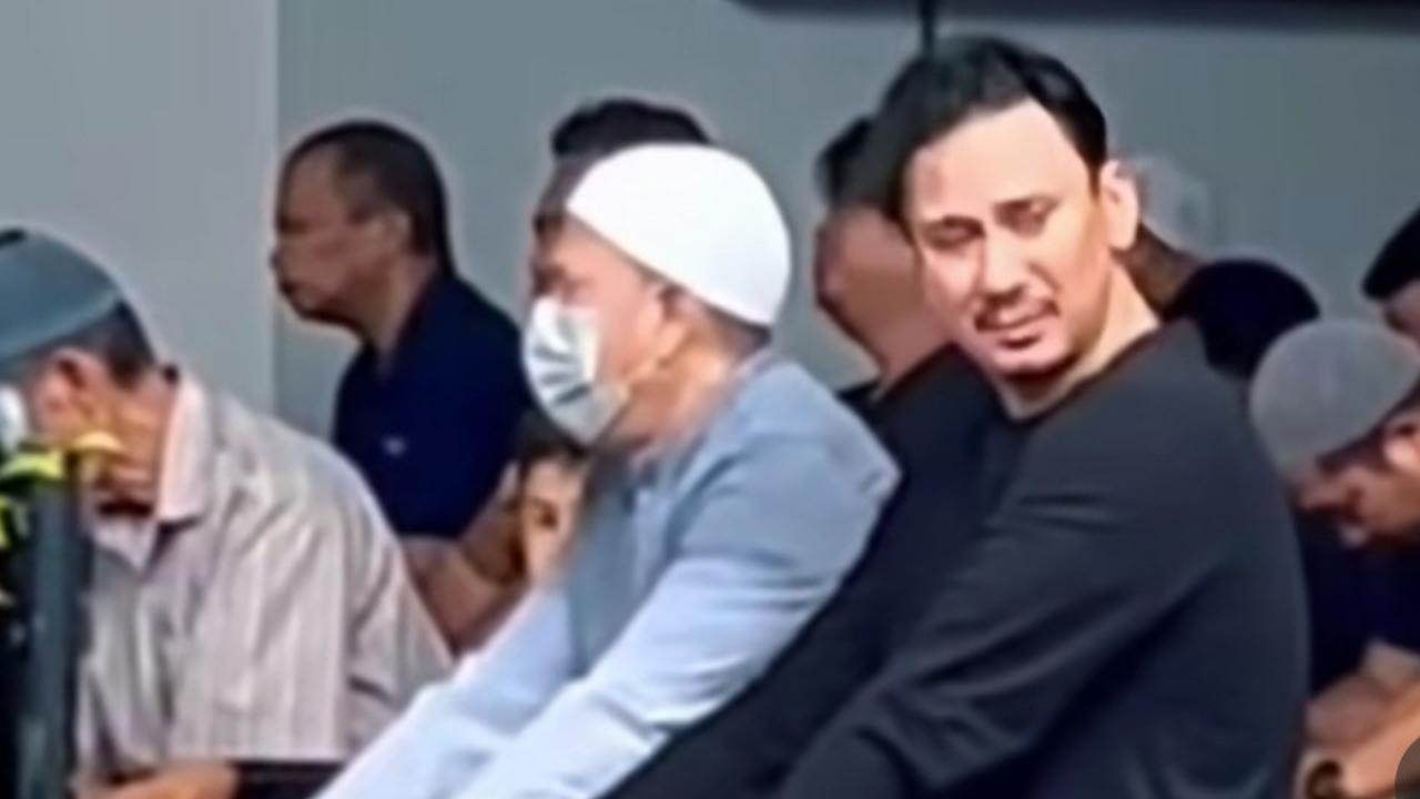 Potret Candid Vincent Rompies Sholat Jumat Ramai Jadi Sorotan, Dijepret Penggemar Happy Banget Bisa Satu Masjid