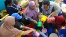 Warga terlihat menggunakan gayung masing-masing untuk mengambil air bersih secara rebutan. (merdeka.com/Arie Basuki)
