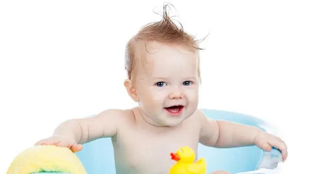 Risiko di Balik Memandikan Bayi Terlalu Lama