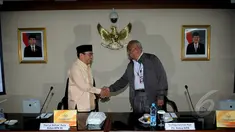 Ketua BPK Harry Azhar Aziz (kiri) bersalaman dengan Plt Ketua KPK  Taufiequrachman Ruki sebelum menggelar rapat di Gedung BPK, Jakarta, (11/3/2015). Pertemuan dua pimpinan lembaga tinggi negara ini berlangsung tertutup. (Liputan6.com/Helmi Fithriansyah)