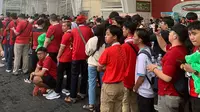 Suporter yang akan menonton pertandingan antara Timnas Indonesia vs Argentina tampak mengular dalam antrean untuk masuk ke tribune Stadion Utama Gelora Bung Karno (SUGBK) Senayan, Jakarta. (Bola.com/Ario Yosia)