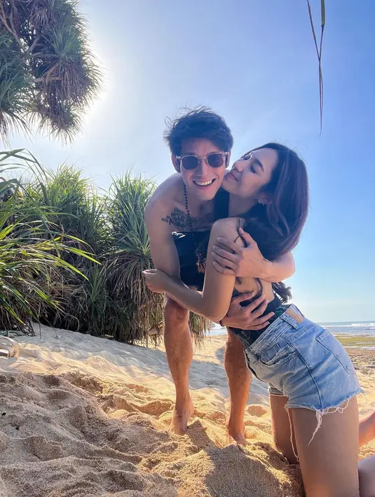 Momen romantis Dinda Kirana dan Naufal Samudra terlihat dalam berbagai kesempatan. Seperti saat mereka liburan bareng. (FOTO: instagram.com/itsnaufalsamudra/)