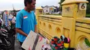 Seorang pria membawa layang-layang di kawasan KBT. (merdeka.com/Imam Buhori)