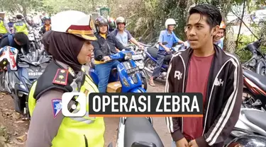 Ada yang unik saat Satuan Polisi Lalu Lintas Polresta Pontianak, Kalimantan Barat, menggelar Operasi Zebra Kapuas, Senin (28/10/2019). Polisi memberikan hukuman membaca Sumpah Pemuda bagi para pelanggar lalu lintas.