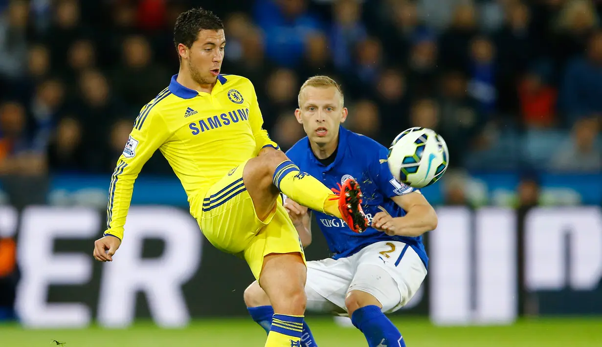 Gelandang Chelsea, Eden Hazard (kiri) mengontrol bola dari kejaran pemain Leicester City Ritchie de Laet saat Laga Liga Premier Inggris di King Power Stadium, Kamis (30/4/2015). Chelsea menang 3-1 atas Leicester City.(Reuters/Darren Staples)
