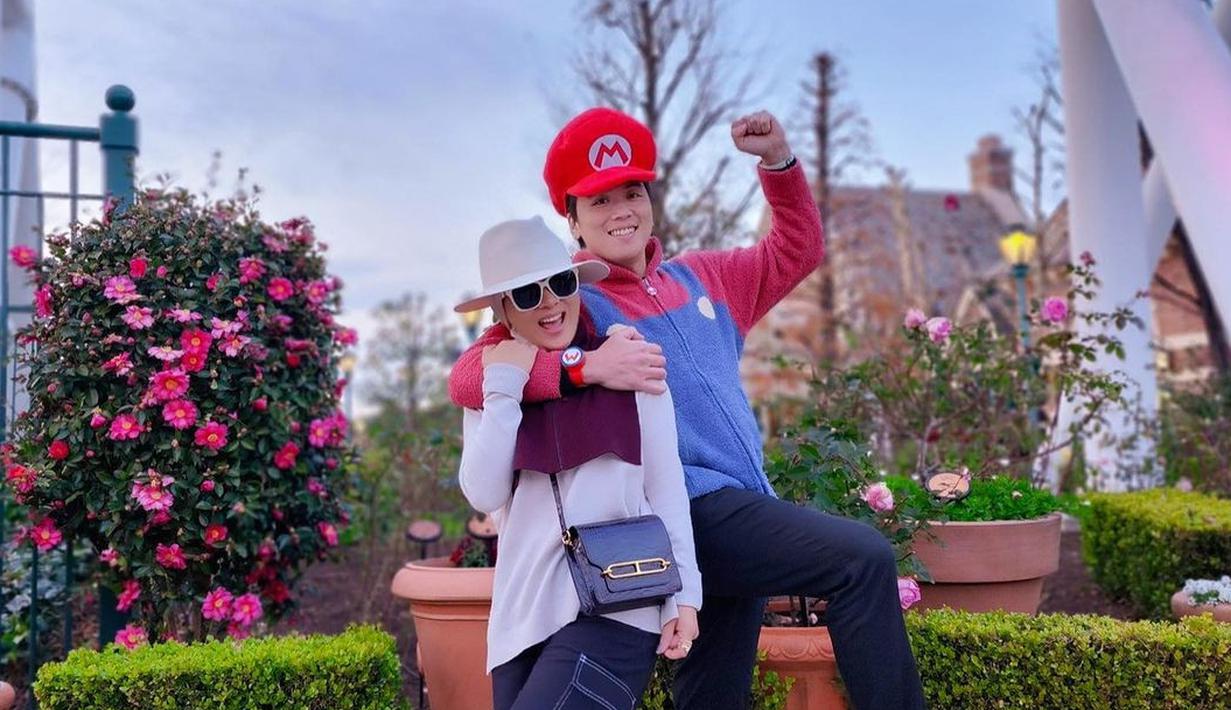 <p>Reino Barack cosplay jadi Mario Bros saat liburan di taman bermain (Sumber: Instagram/princessyahrini)</p>
