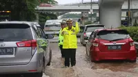 Banjir di Tol Dalam Kota Cawang arah Cikampek. (Twitter @tmcpoldametro)