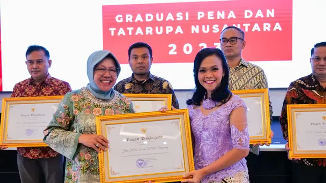 Menteri Sosial Tri Rismaharini menyerahkan penghargaan tersebut kepada VP Contact Center & Digital Services(HaloBCA Service 2) Angela Wanodya Sawangi karena BCA memberi kesempatan kepada penyandang disabilitas untuk bekerja. (Foto: Dok BCA)