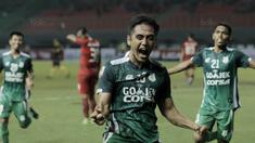 Striker PSMS Medan, I Made Wirahadi, melakukan selebrasi usai mencetak gol ke gawang Kalteng Putra FC pada laga Liga 2 Indonesia di Stadion Patriot, Bekasi, Kamis, (9/11/2017). PSMS Medan menang 2-1 atas Kalteng Putra FC. (Bola.com/M Iqbal Ichsan)