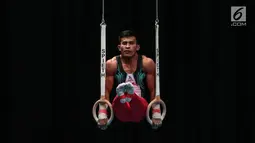 Atlet timnas Indonesia Dwi Samsul Arifin cabang olahraga senam artistik putra saat beraksi dalam Sea Games 2017 di Mitec, Kuala Lumpur, Malaysia, Selasa (22/8). Dwi berhasil mendapatkan medali perunggu dengan skor 13.100. (Liputan6.com/Faizal Fanani)
