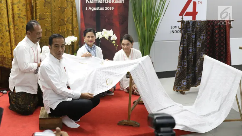 Kompaknya Jokowi dan Iriana Saat Membatik di Stasiun MRT