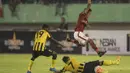 Penyerang Indonesia, Irfan Bachdim, melewati hadangan gelandang Malaysia, Mohamad Irfan. Pertandingan persahabatan ini dalam rangka persiapan jelang Piala AFF yang akan bergulur pada November mendatang. (Bola.com/Vitalis Yogi Trisna)