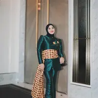 Ragam kebaya modern yang dikenakannya bisa jadi inspirasi untuk tampil stylish di berbagai acara. Berikut potret penampilan berkebaya Aurel Hermansyah yang bisa jadi inspirasi. [@aurelie.hermansyah].