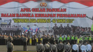 Polda Metro Jaya melakukan apel gelar pasukan dalam rangka pengamanan KAA ke-60 tahun 2015 di kawasan Monas, Jakarta, Rabu (8/4/2015). KAA sendiri akan dilaksanakan pada 18-24 April 2015 mendatang di Jakarta dan Bandung. (Liputan6.com/Herman Zakharia)